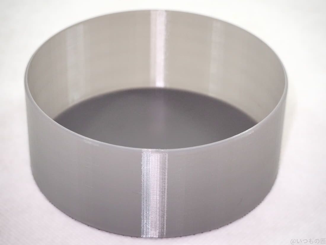 PETGフィラメントを使ってスパイラル(花瓶)モードで印刷した丸形のシンプルな深皿。色んな使い道があって便利です。