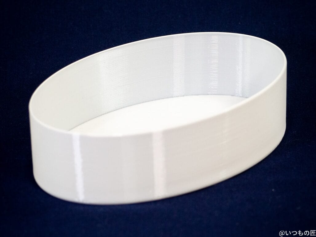 PETGフィラメントをスパイラル(花瓶)モードで印刷した楕円のシンプルな深皿は、白い方が料理が美味しそうに見えますね。