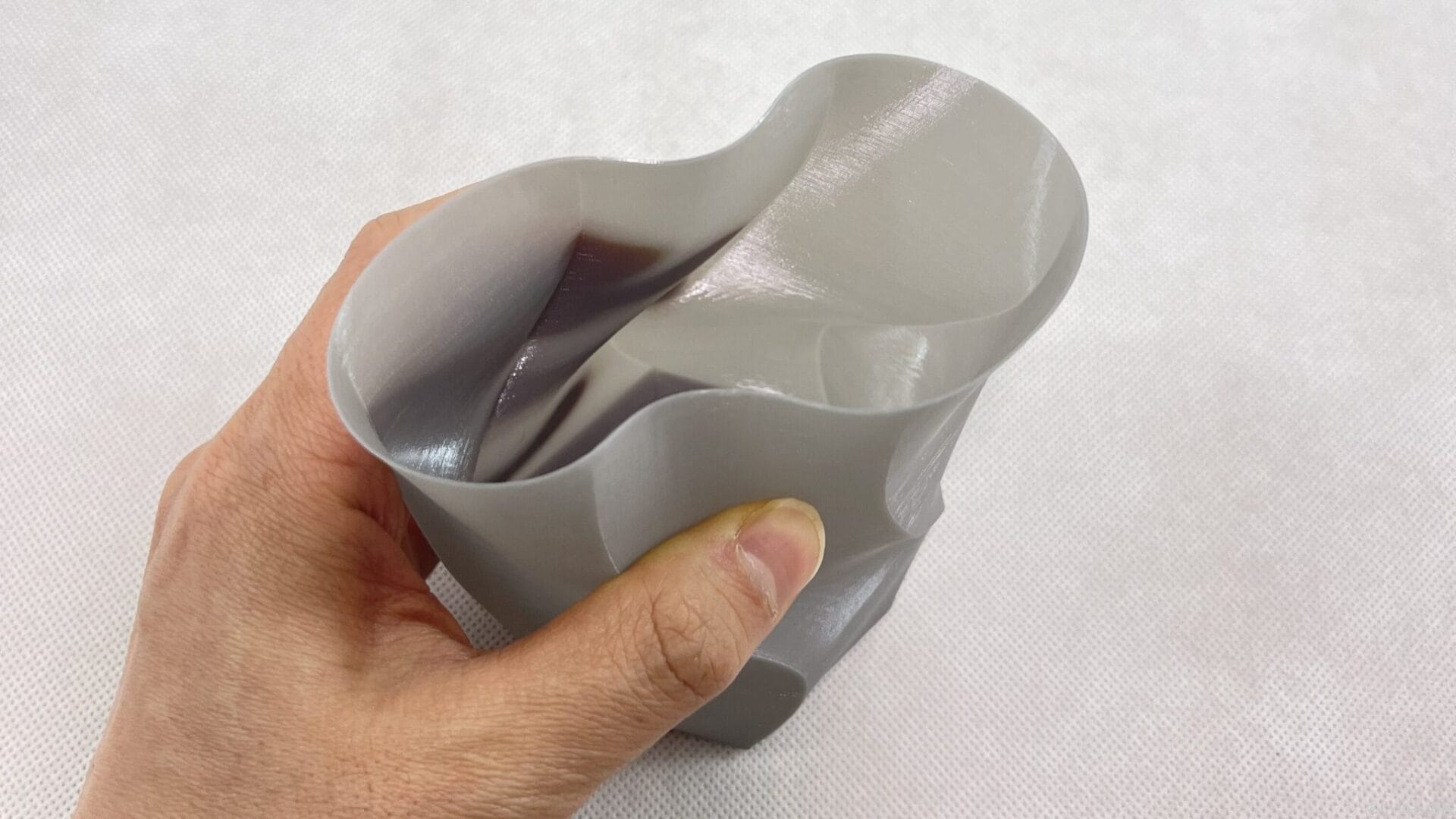 PETGフィラメントを使ってスパイラル(花瓶)モードで印刷した花瓶を潰してみると、驚くほど柔軟性があることがわかります。TPUほどではないですけどね。