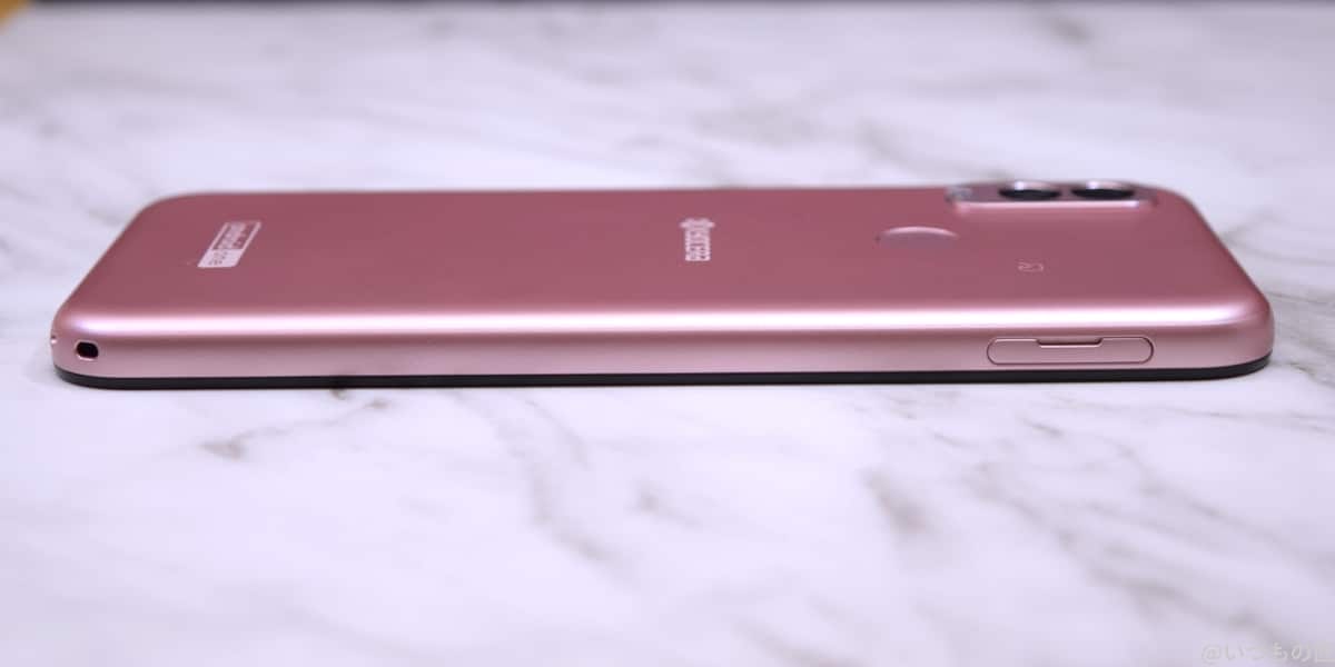 Android One S10 側面（SIMスロット側）の写真。
