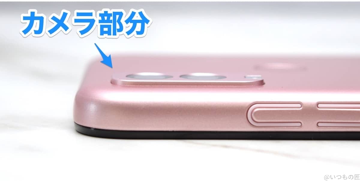 Android One S10のカメラ部分は突起した形状