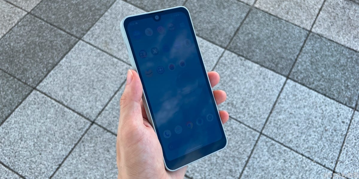 AQUOS wish3の画面の明るさ（晴れた屋外、建物の陰）