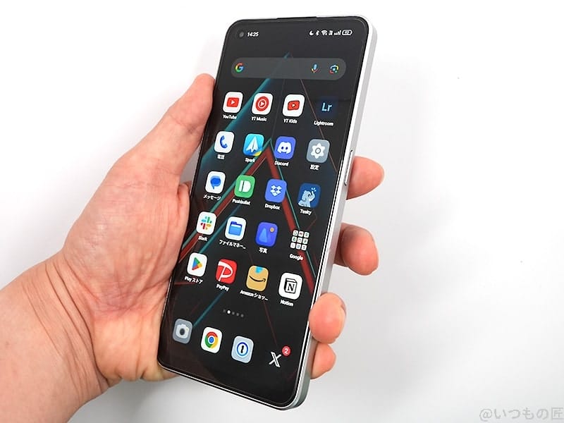 OPPO Reno9 Aを手持ちした右側面