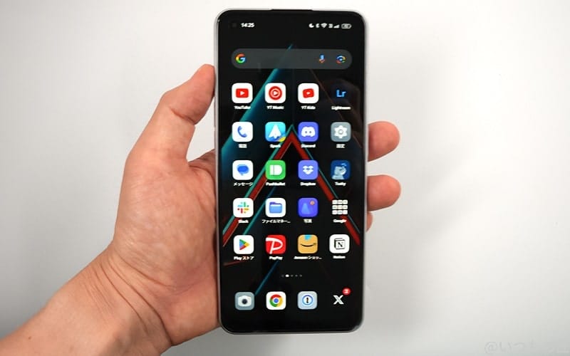 OPPO Reno9 Aは手に丁度収まるサイズ