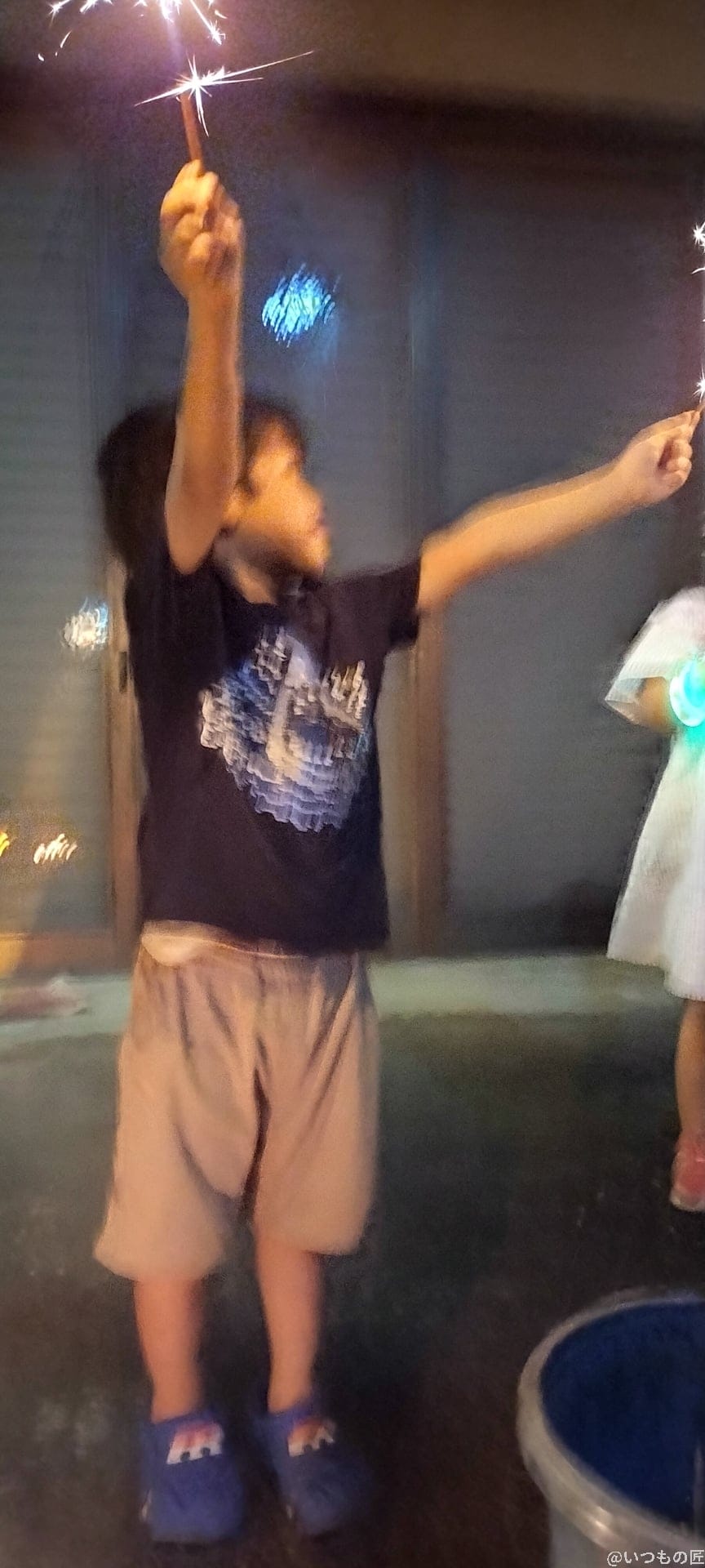 OPPO Reno9 A 手持ち花火の人物写真