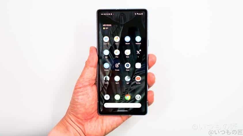 Google Pixel 7a 片手持ちの様子