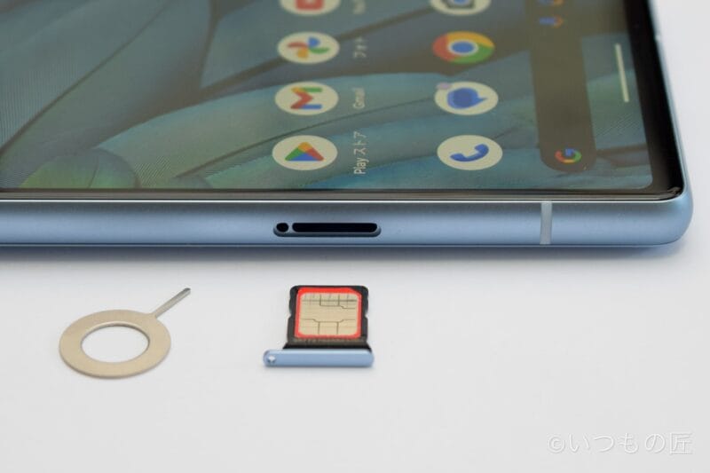 Google Pixel 7a SIMスロットを開けた様子