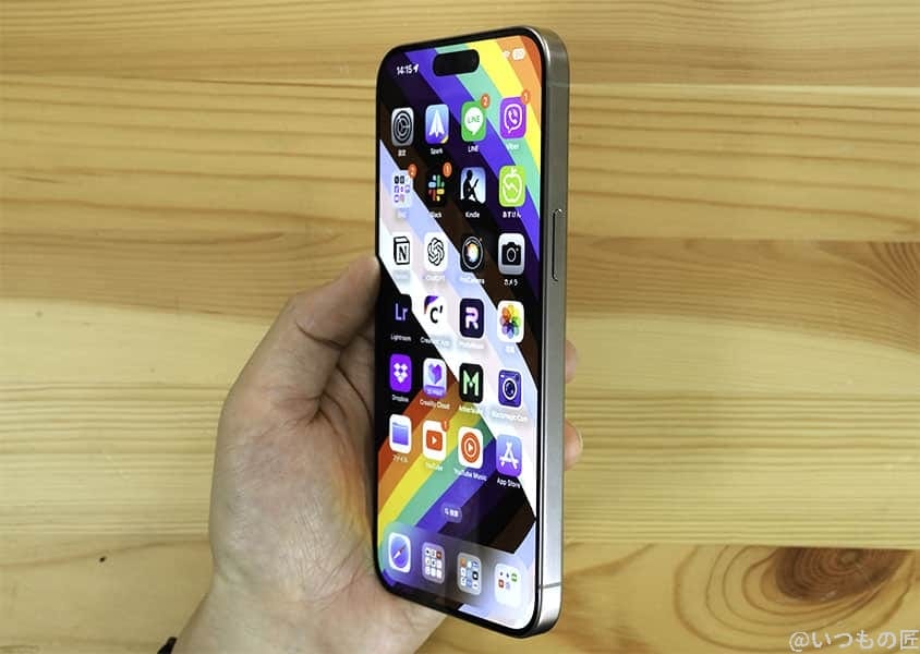 iPhone15 Pro 電源ボタン側の側面
