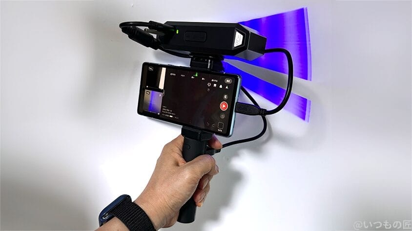 別売りのスマホホルダーとモバイルバッテリーキットを装着した図