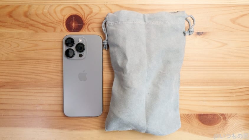 Insta360 Flow レビュー
iPhone15 Pro(左)
付属バッグ入りInsta360 Flow(右)