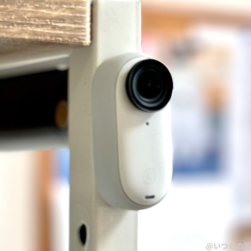 Insta360 GO 3 レビュー
白いスチール棚に貼ったInsta360 GO 3カメラ