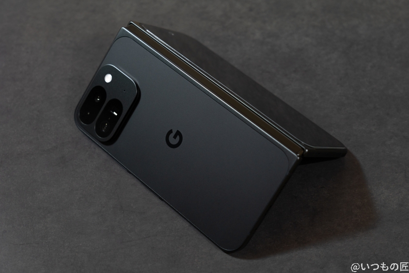 Google Pixel 9 Pro Fold カメラ Google Pixel 9 Pro Fold を折り曲げた状態のイメージ図