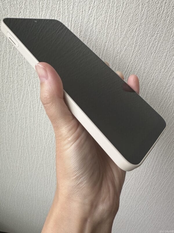 AQUOS wish4 レビュー
AQUOS wish4を手に持っている写真