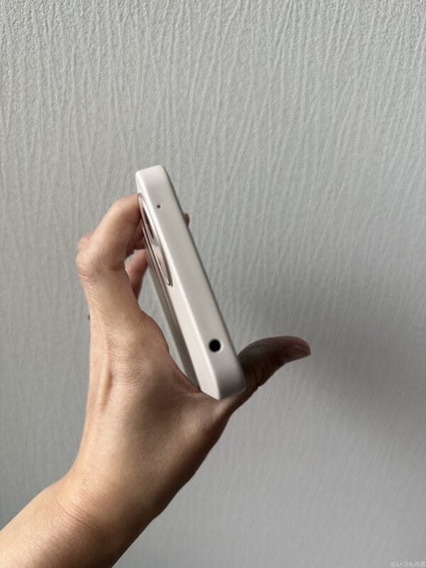 AQUOS wish4 レビュー
AQUOS wish4を手に持っている写真