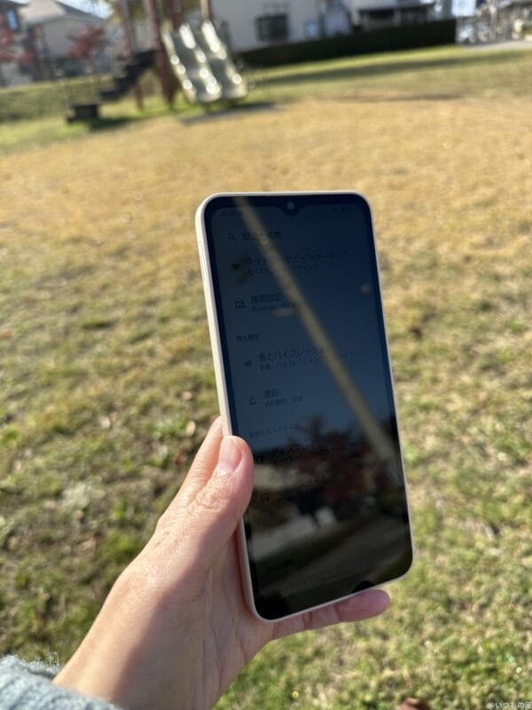 AQUOS wish4 レビュー 逆光でのAQUOS wish4の様子