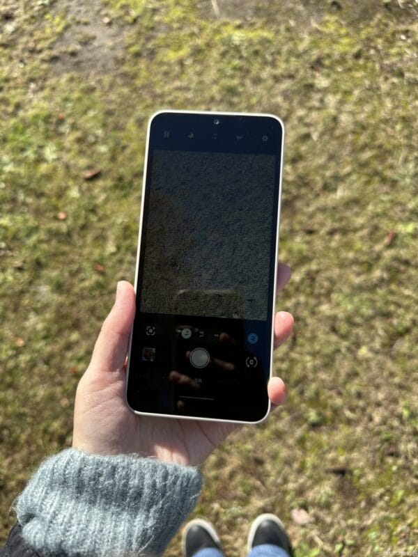 AQUOS wish4 レビュー
逆光でのAQUOS wish4のディスプレイの様子