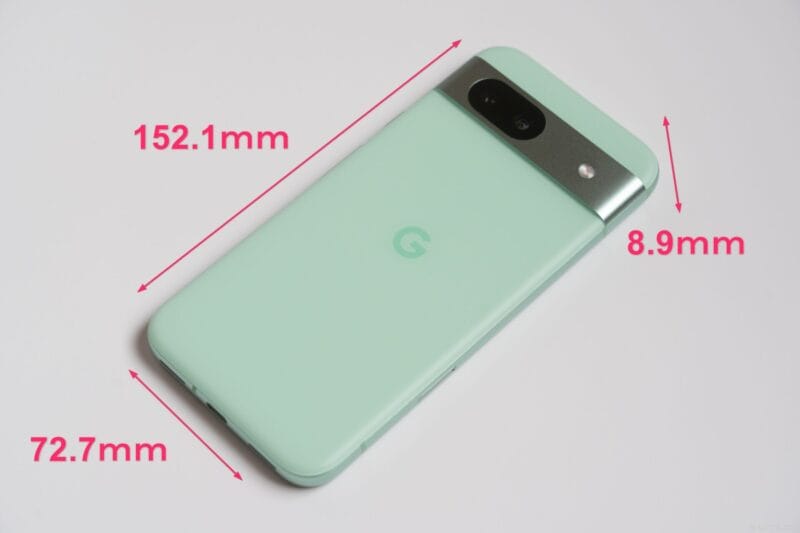 Google Pixel 8a レビュー
Google Pixel 8aのサイズを示す画像
