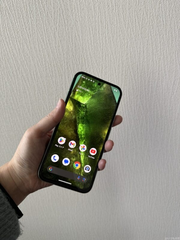 Google Pixel 8a レビュー
Google Pixel 8aを手に持っている写真