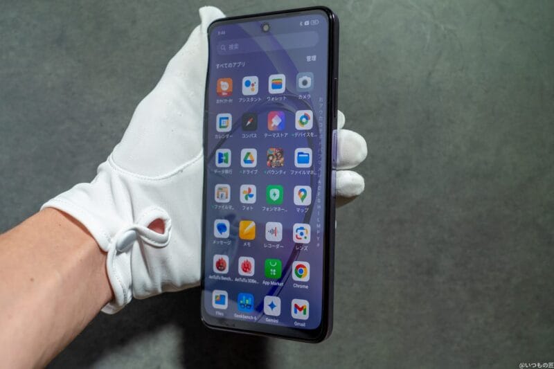 OPPO A3 5G レビュー
OPPO A3 5Gを手に持っている様子