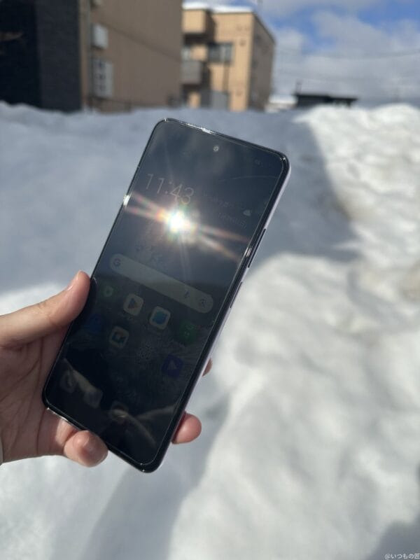 OPPO A3 5G レビュー
屋外でのOPPO A3 5Gディスプレイの様子