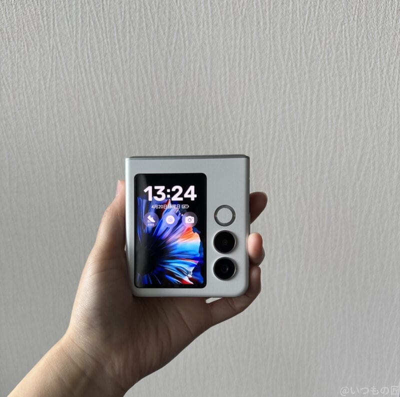 nubia Flip 2 レビュー
nubia Flip 2を手に持っている様子