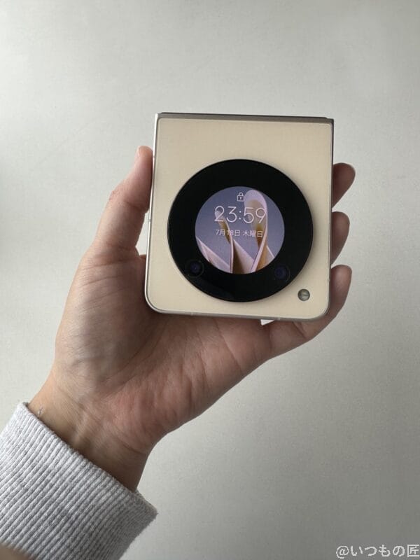 nubia Flip 2 レビュー
Libero Flip を手に持っている様子