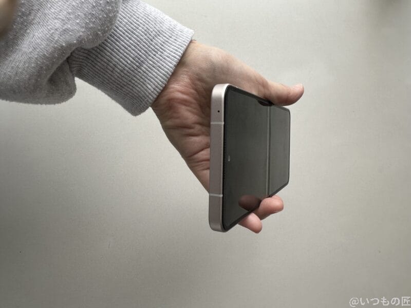 nubia Flip 2 レビュー
Libero Flipのディスプレイの折り目