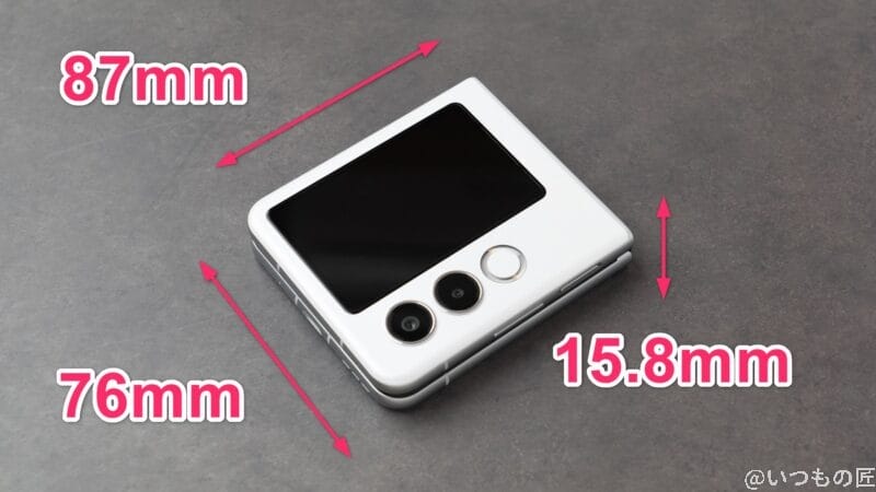 nubia Flip 2 レビュー
閉じた状態のnubia Flip 2 