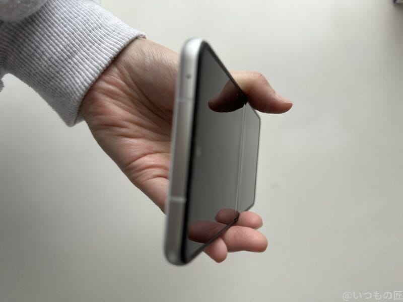 nubia Flip 2 レビュー
nubia Flip 2のディスプレイの折り目