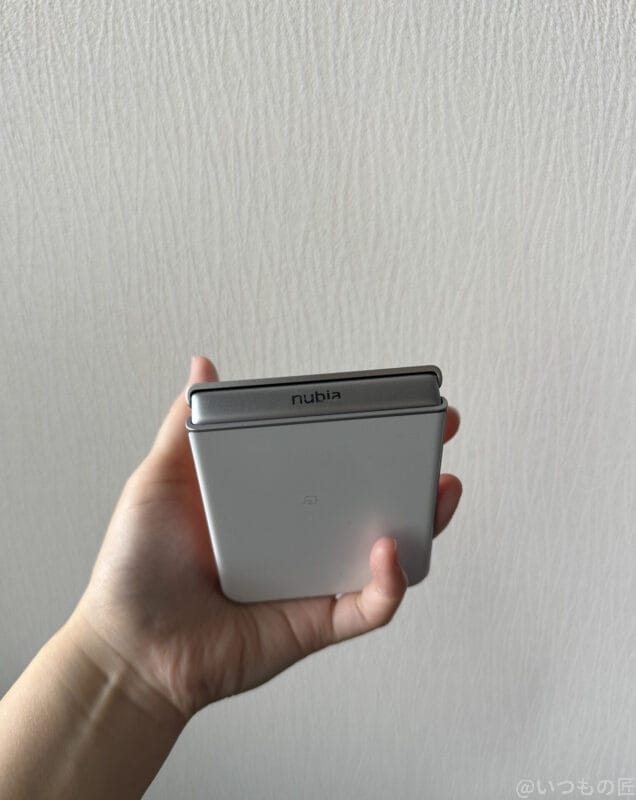 nubia Flip 2 レビュー
nubia Flip 2 ロゴが印字された箇所