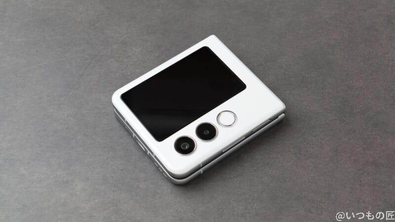 nubia Flip 2 レビュー
閉じた状態のnubia Flip 2