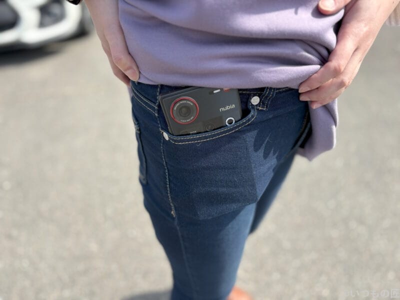 nubia Z70 Ultraをポケットで持ち運んだ場合（女性）